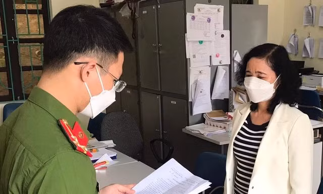 Cơ quan điều tra đọc lệnh bắt tạm giam bà Hiền. Ảnh: N.L