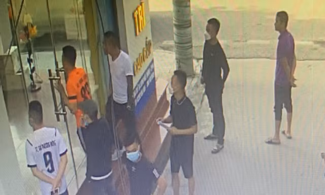 Nhóm người bặm trợn xuất hiện tại khu vực nhà ông Thịnh.