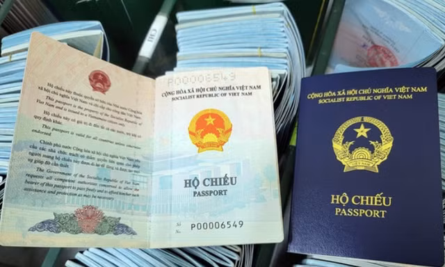Hộ chiếu phổ thông mẫu mới màu tím không ghi nơi sinh.