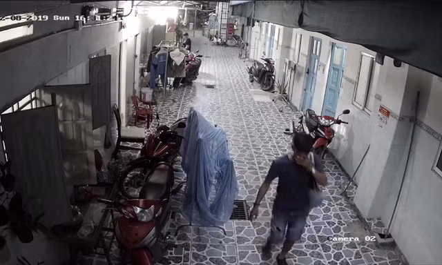 Đạo chích tại khu tập thể của công nhân. Ảnh trích xuất từ camera an ninh