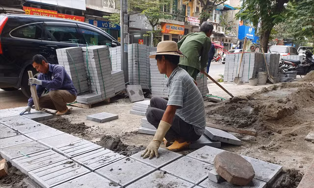 Công nhân đang lát đá tự nhiên tại phố Hòa Mã (ngày 2/12) 