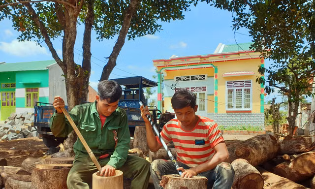  Thanh niên làng Breng làm cối gỗ