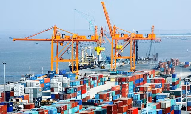 Việt Nam có thể trở thành 'vịnh tránh bão' trong cuộc chiến thương mại