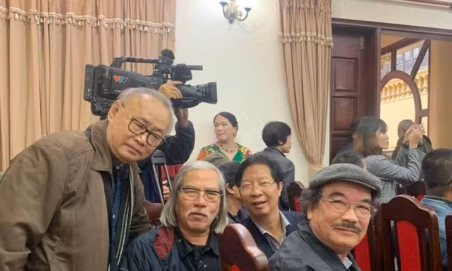 Nguyễn Hiếu (đội mũ) trong Lễ kỷ niệm 100 năm ngày sinh Kim Lân 
