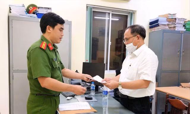 Ông Tất Thành Cang tại cơ quan điều tra. Ảnh CA 