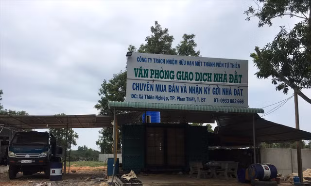 Trong cơn sốt đất khu vực xung quanh sân bay Phan Thiết, nhiều văn phòng giao dịch đất đai được dựng lên tạm bợ 