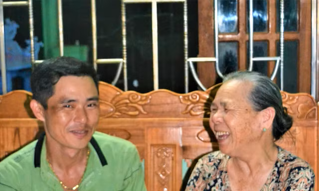 Mẹ Hồ Thị Thố làm “người phiên dịch đặc biệt” cuộc trò chuyện của con trai Bùi Trọng Lý với PV. 