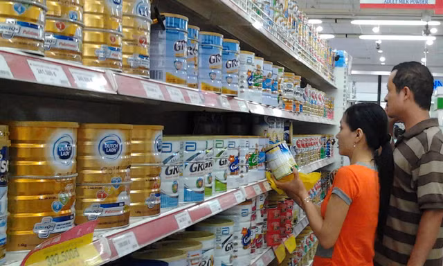 Với những người chỉ biết chỉ trích, vùi dập vô căn cứ, hẳn họ chỉ muốn triệt hạ sản phẩm sữa Việt để thị trường chỉ còn là sữa ngoại khuấy đảo về giá như từng xảy ra 