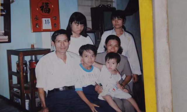 Đặng Thị Minh Phương (hàng đầu, bìa phải) cùng vợ chồng ông Trực và các anh chị hơn 20 năm trướcẢnh: Thanh Trần chụp lại