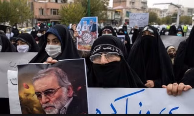 Người dân Iran cầm ảnh chân dung ông Mohsen Fakhrizadeh trong cuộc biểu tình tại Tehran ngày 28/11 ảnh: AP