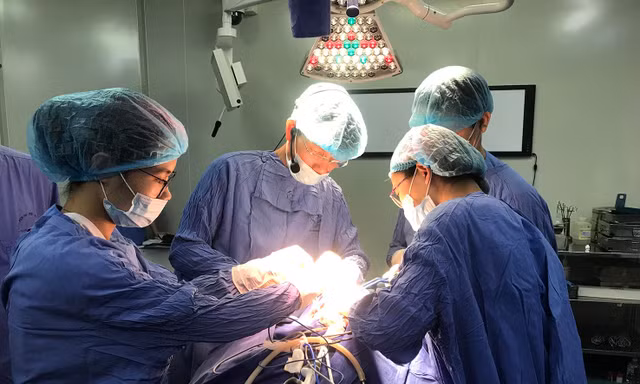 Ứng dụng thiết bị dò thần kinh trong ca phẫu thuật cho bệnh nhân Lê Văn L. 