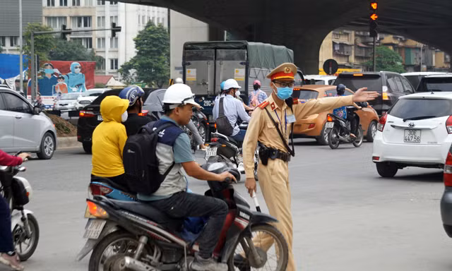 CSGT Hà Nội tổng kiểm soát, xử lý vi phạm giao thông ảnh: Nguyễn Hoàn