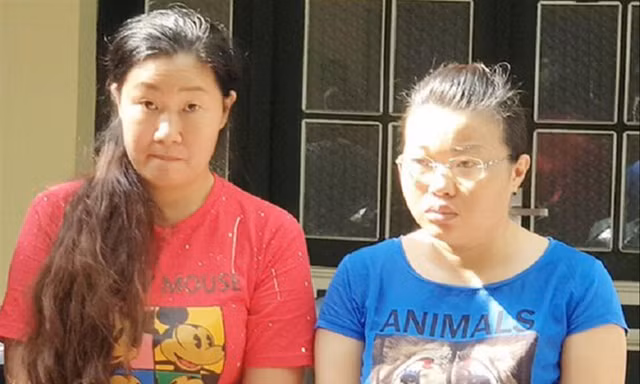 Đối tượng Nguyễn Thị Hương và Lò Thanh Hà ( đeo kính) tại cơ quan công an 