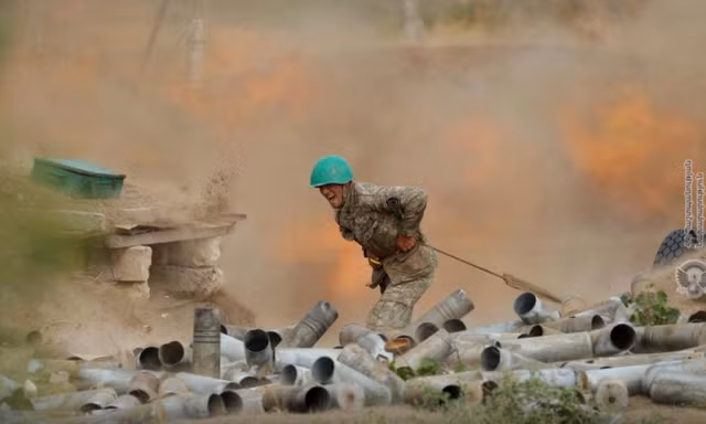 Một lính pháo binh người Armenia trên chiến trường Nagorno-Karabakh 