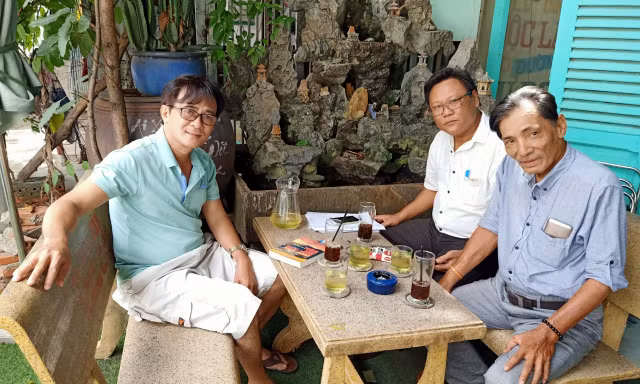 Thương Tín (bìa phải) cà phê với bạn bè văn nghệ 