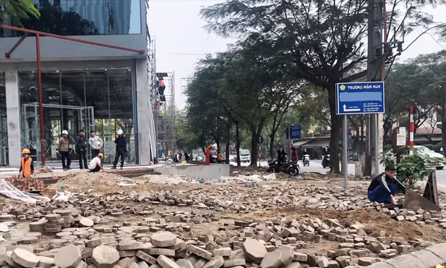 Cả nghìn mét vuông vỉa hè phố Trần Thủ Đô bị đào xới 