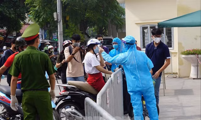 Bệnh viện E triển khai biện pháp phòng, chống dịch khi có trường hợp nghi mắc đến từ Phú Thọ ngày 20/8 Ảnh: Nguyễn Hoàn
