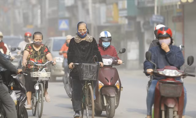 Ô nhiễm không khí trên phố Khâm Thiên sáng 15/4-đúng thời điểm thực hiện giãn cách xã hội. Ảnh: Như Ý