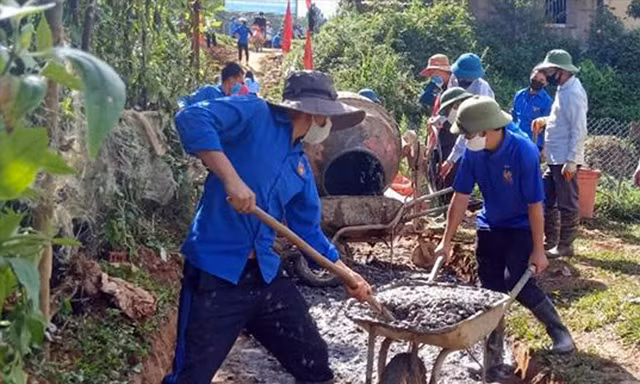 ĐVTN làm đường tại thôn Dế Xu Phình (xã Dế Xu Phình, huyện Mù Cang Chải, Yên Bái) Ảnh: CTV 