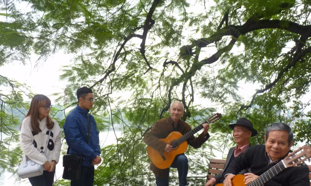 Nhóm Thất cầm chơi guitar ở Hồ Gươm 