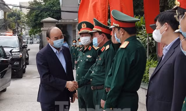 Lãnh đạo Bộ Quốc phòng đón Thủ tướng Nguyễn Xuân Phúc tới làm việc, kiểm tra công tác phòng chống dịch Covid-19, chiều 22/3. Ảnh: Nguyễn Minh 