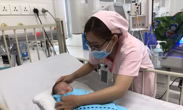 Em bé Vô Danh bị bỏ rơi trong lavabo nay đã có tên mới: Nguyễn Thành Nhân