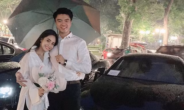 Được chồng quỳ gối tặng quà, ca nương Kiều Anh khiến fan 'phát sốt'