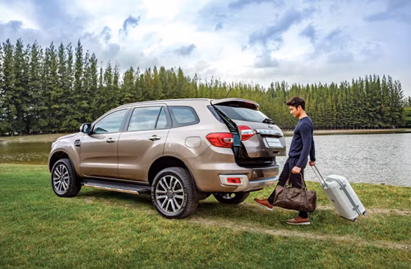 Ford Everest 2018 có mở cốp rảnh tay (đá cốp) và hỗ trợ đỗ xe tự động