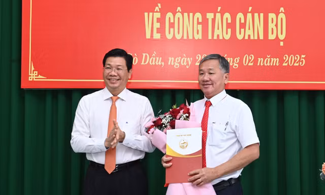 Ông Trịnh Ngọc Phương (phải).