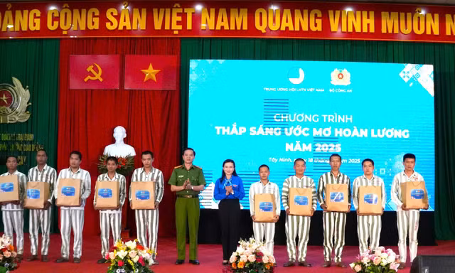 Đại tá Nguyễn Văn Tuấn và đại diện Trung ương Hội Liên hiệp thanh niên Việt Nam tặng quà các phạm nhân.