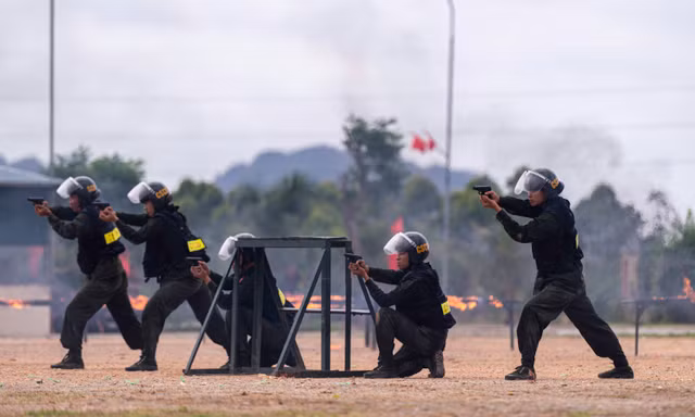 Xem chiến sĩ CSCĐ diễn tập bắn súng chống khủng bố và trấn áp tội phạm