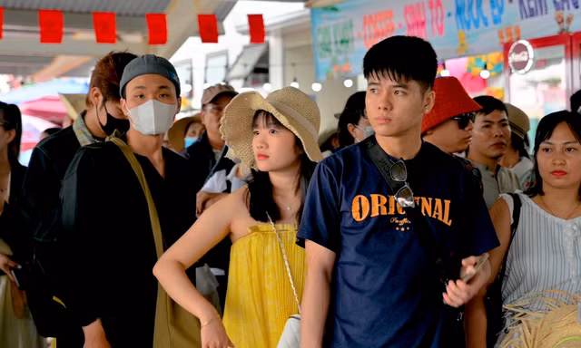 Du khách 'đổ bộ' Cát Bà 