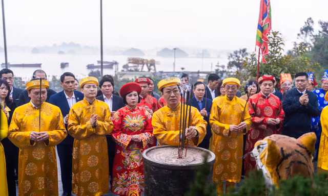 Khai hội đền Cửa Ông 