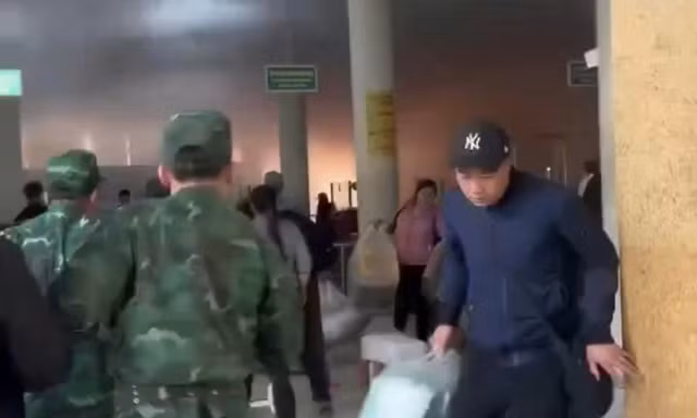 Cửa khẩu Móng Cái: Ba lô của khách nhập cảnh phát hỏa, 4 người bị bỏng