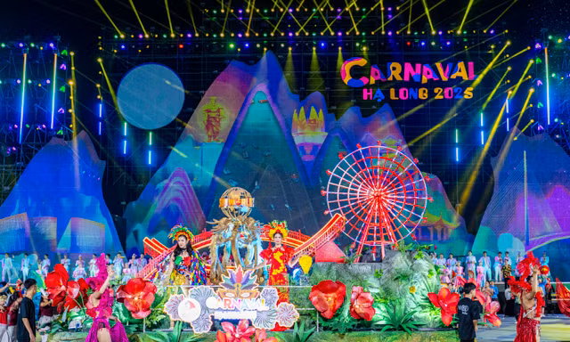 Hơn 20.000 người ‘du lịch khắp 3 miền’ trong 90 phút tại Carnaval Hạ Long 