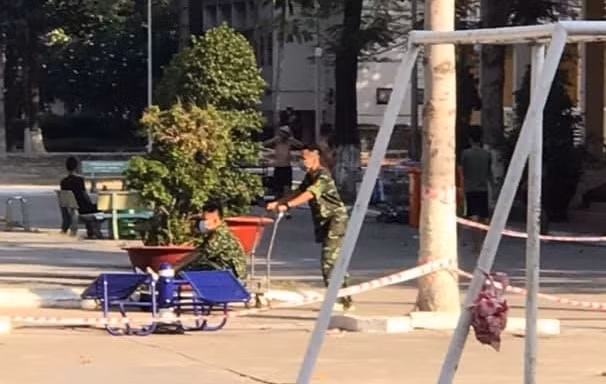 Hình ảnh anh bộ đội hát hay như ca sĩ, ngồi trên xe đẩy nhau khiến dân mạng "lịm tim"