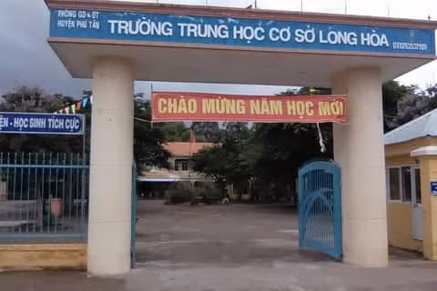 Kỷ luật thầy giáo bị tố đánh học sinh vẹo cột sống