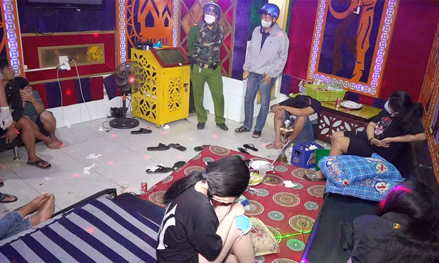 Bắt quả tang 19 nam nữ 'bay lắc' trong quán karaoke lúc nửa đêm