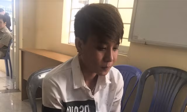 Mâu thuẫn ở quán karaoke, 'nữ quái' rút dao đâm bạn nhậu nguy kịch
