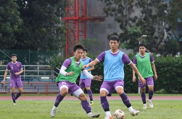 Trung vệ Bùi Tiến Dũng (phải) tập luyện bình thường.