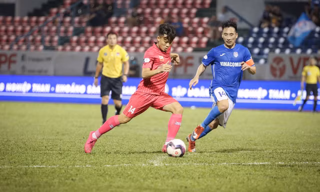 CĐV tặng lương hưu, mong CLB Than Quảng Ninh vượt khó 