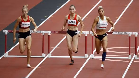 Quách Thị Lan (giữa) ở vòng loại 400m rào nữ 