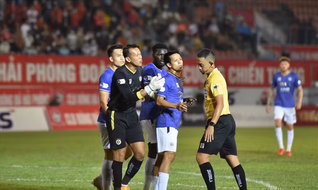 Tấn Trường lộ bí quyết cản phá phạt đền, giúp Hà Nội FC thắng Hải Phòng