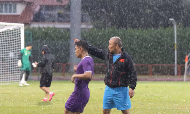 ĐT Việt Nam 'đội mưa' tập luyện, tập trung cao độ cho trận đấu với Malaysia 