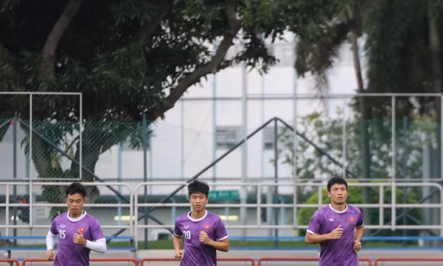 Bùi Tiến Dũng (phải) trở lại thay thế Duy Mạnh