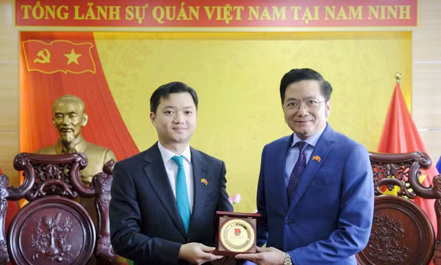 Chủ tịch T.Ư Hội Sinh viên Việt Nam tặng học bổng cho sinh viên Việt Nam đang học tập tại Nam Ninh, Trung Quốc