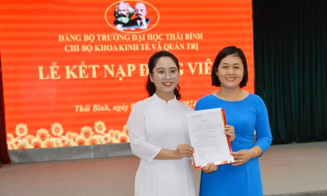 22 sinh viên ưu tú trường ĐH Thái Bình được kết nạp Đảng