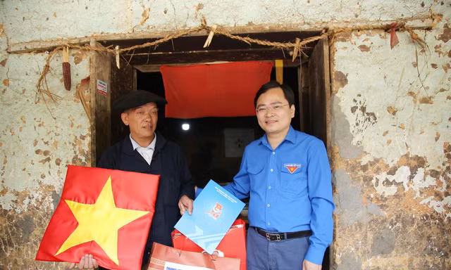 Trao học cụ khèn Mông cho học sinh vùng cao Hà Giang
