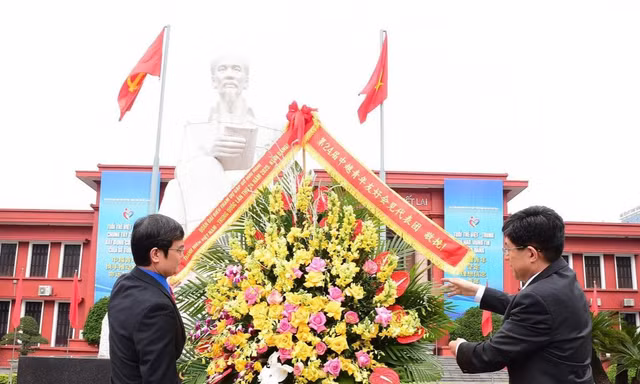 Thanh niên Việt - Trung dâng hoa tưởng niệm Chủ tịch Hồ Chí Minh, mở đầu chương trình ‘Gặp gỡ hữu nghị’ lần thứ 24