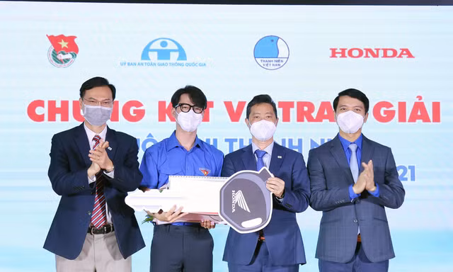 Đại diện Ban tổ chức trao giải Nhất tặng thí sinh Huỳnh Thanh Thân.